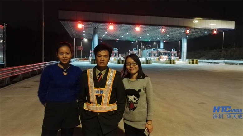 AG贵宾会两大美女学习之余不忘与收费站班长交流合影 AG贵宾会两大美女学习之余不忘与收费站班长交流合影